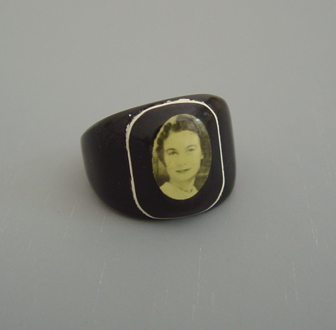 BAKELITE black & cream photo ring