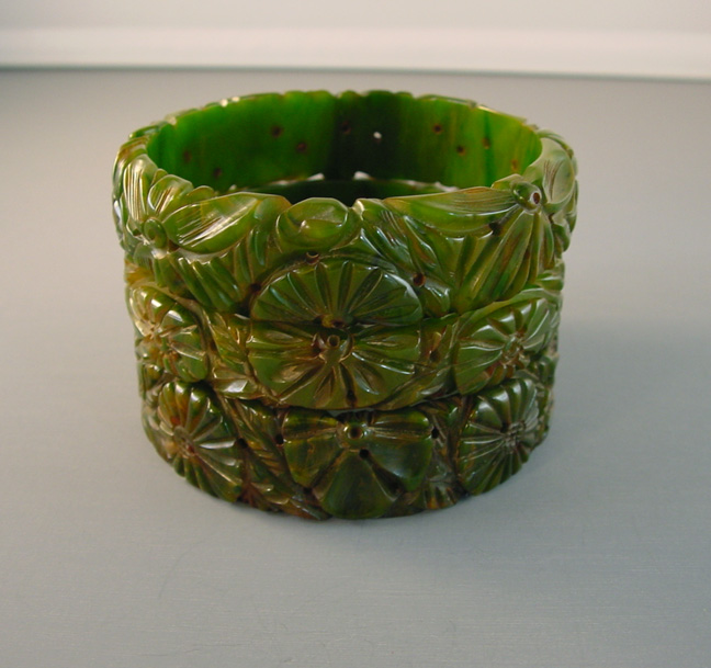 BAKELITE green marbled bangles with deep carving, set of 3