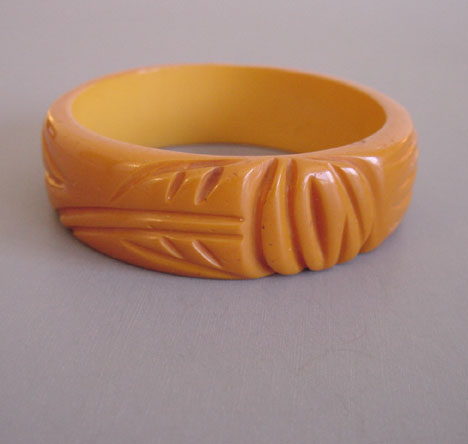 BAKELITE deep butterscotch leaf & flower carved bangle