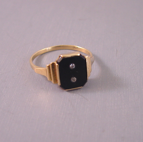 RING 9ct yellow gold and onyx ring with clear pastes