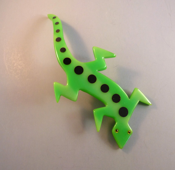 SHULTZ bakelite HUGE green lizard brooch, black dots, 8″