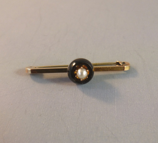 VICTORIAN 9 carat yellow gold agate bar pin