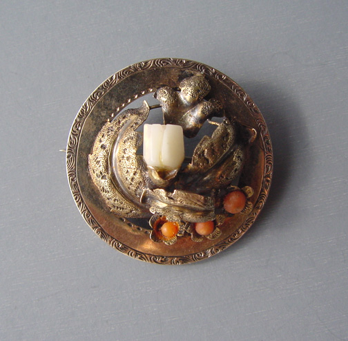 VICTORIAN round brooch with coral flowers