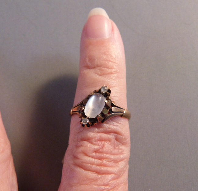 RING moonstone cabochon and rose cut diamond ring