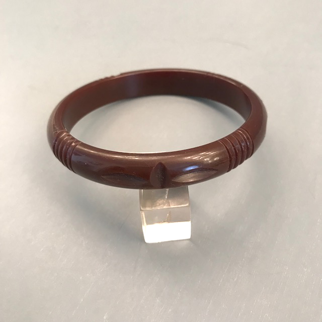 BAKELITE brown spacer bangle with stars & lined carving