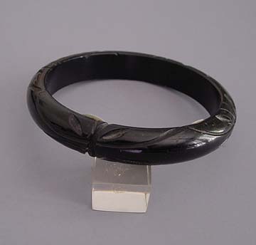 BAKELITE black slash carved bangle