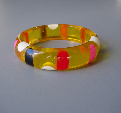 SHULTZ bakelite apple juice and dots bangle with gold glitter flecks