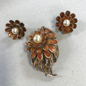 DeRosa Fur Clip with Brilliant Golden and Yellow Rhinestones Set in Gold Plated Petal Shapes
