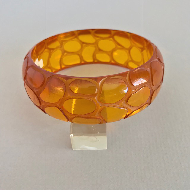 BAKELITE apple juice pebble or cobble stone bangle