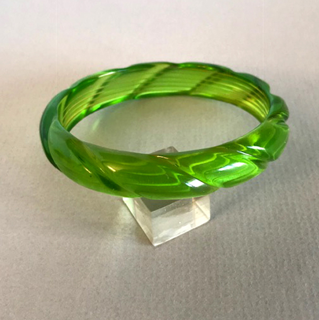 BAKELITE transparent green rope carved bangle with reverse carved lines