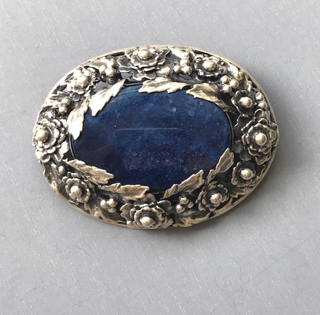 HOBE brooch in sterling silver with a lapis lazuli cabochon surrounded by hand made flowers, leaves and tiny beads