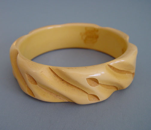 BAKELITE corn colored carved and swirl design bangle