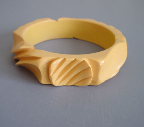 BAKELITE cream corn spoon carved bangle, a wonderful design