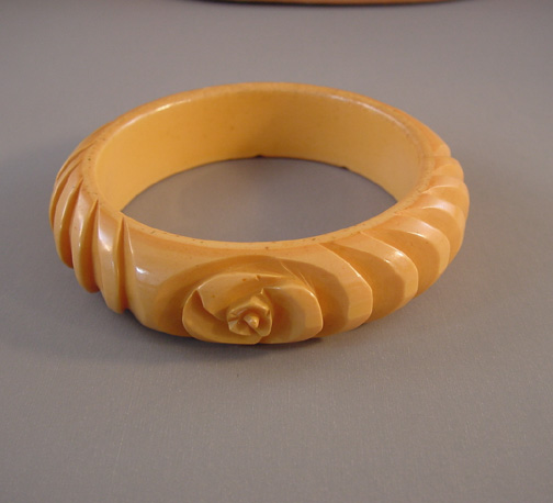 BAKELITE corn colored pinwheel and rose flower carved bakelite bangle