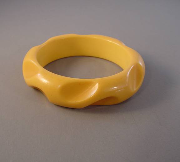 BAKELITE corn colored bangle with smooth thumbprint carving