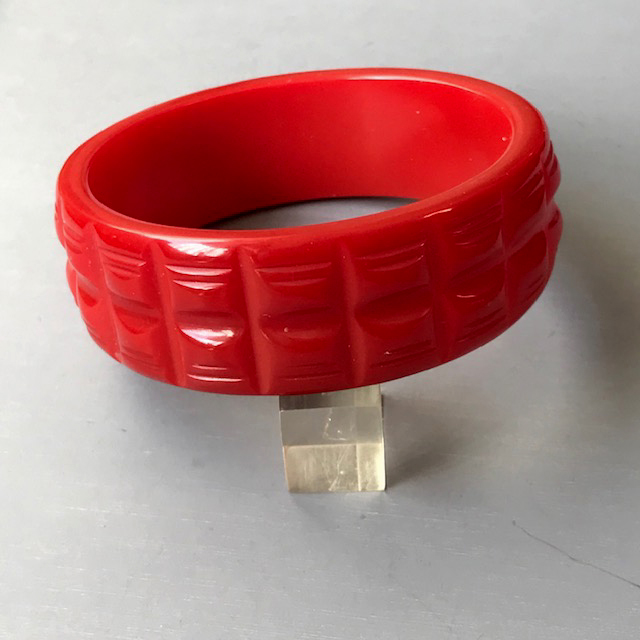 BAKELITE red bangle with flat sides and a basket weave design