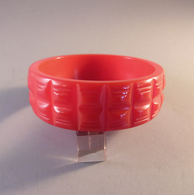 BAKELITE red bangle with flat sides and a basket weave design