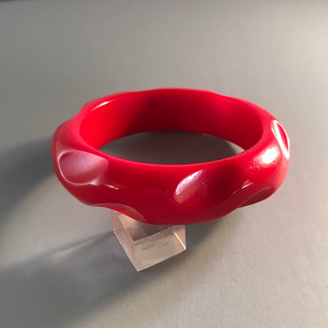 BAKELITE red smooth thumbprint carved bangle