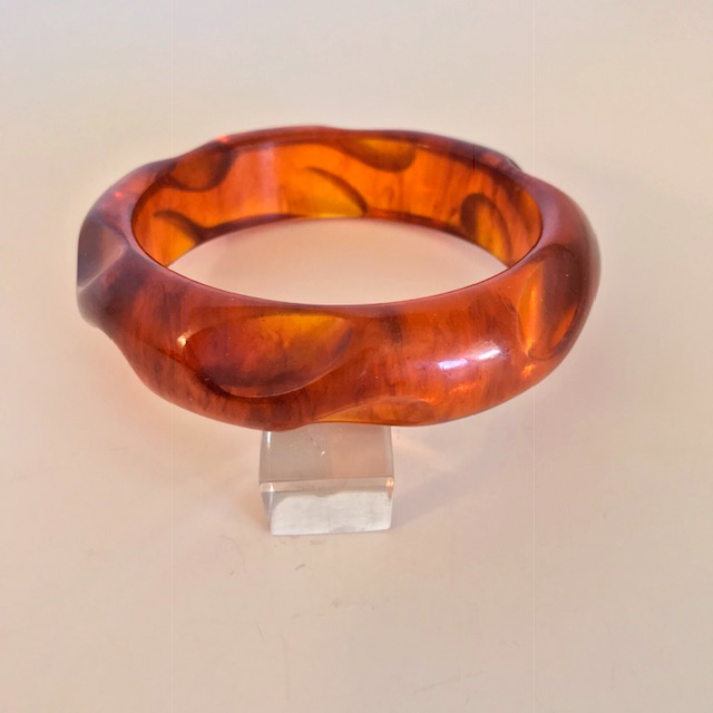 BAKELITE iced tea colored bangle with thumbprint carving