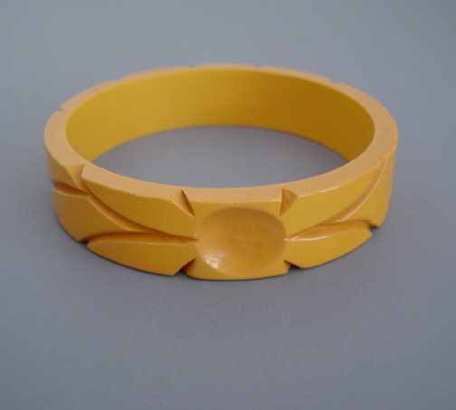 BAKELITE corn colored slash carved flat sided bangle