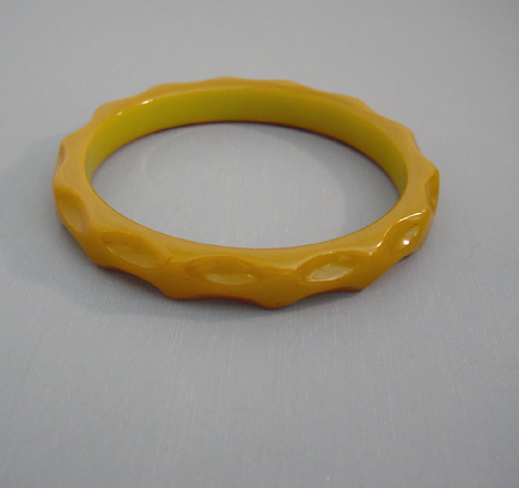 BAKELITE pea soup green carved and tumbled spacer bangle