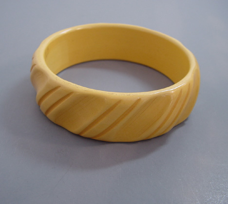 BAKELITE cream corn swirl and dip carved bangle