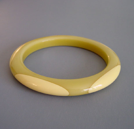 PANTTI bakelite soft celadon green bakelite bangle with five cream oval dots