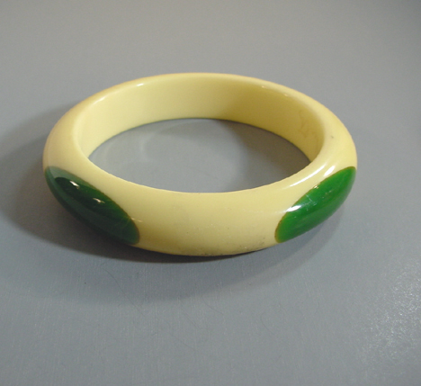 SHULTZ bakelite cream corn bangle with four oval green dots