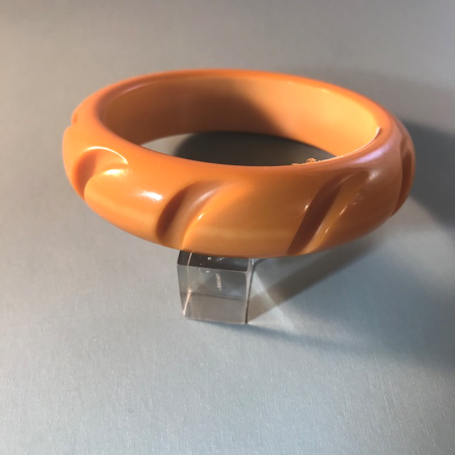 BAKELITE chunky peachy butterscotch bangle with a repeating slash carved design